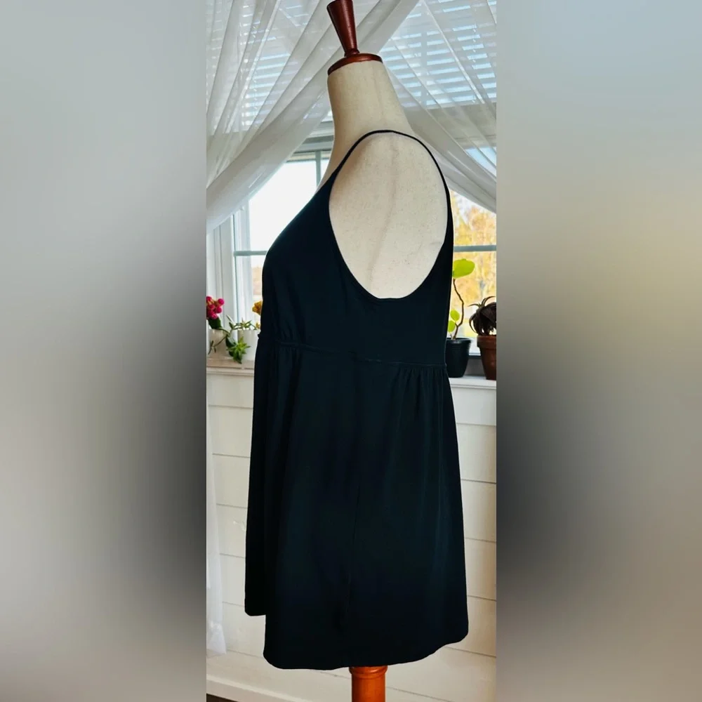 Express black v-neck empire-waist tank top. Size: Large